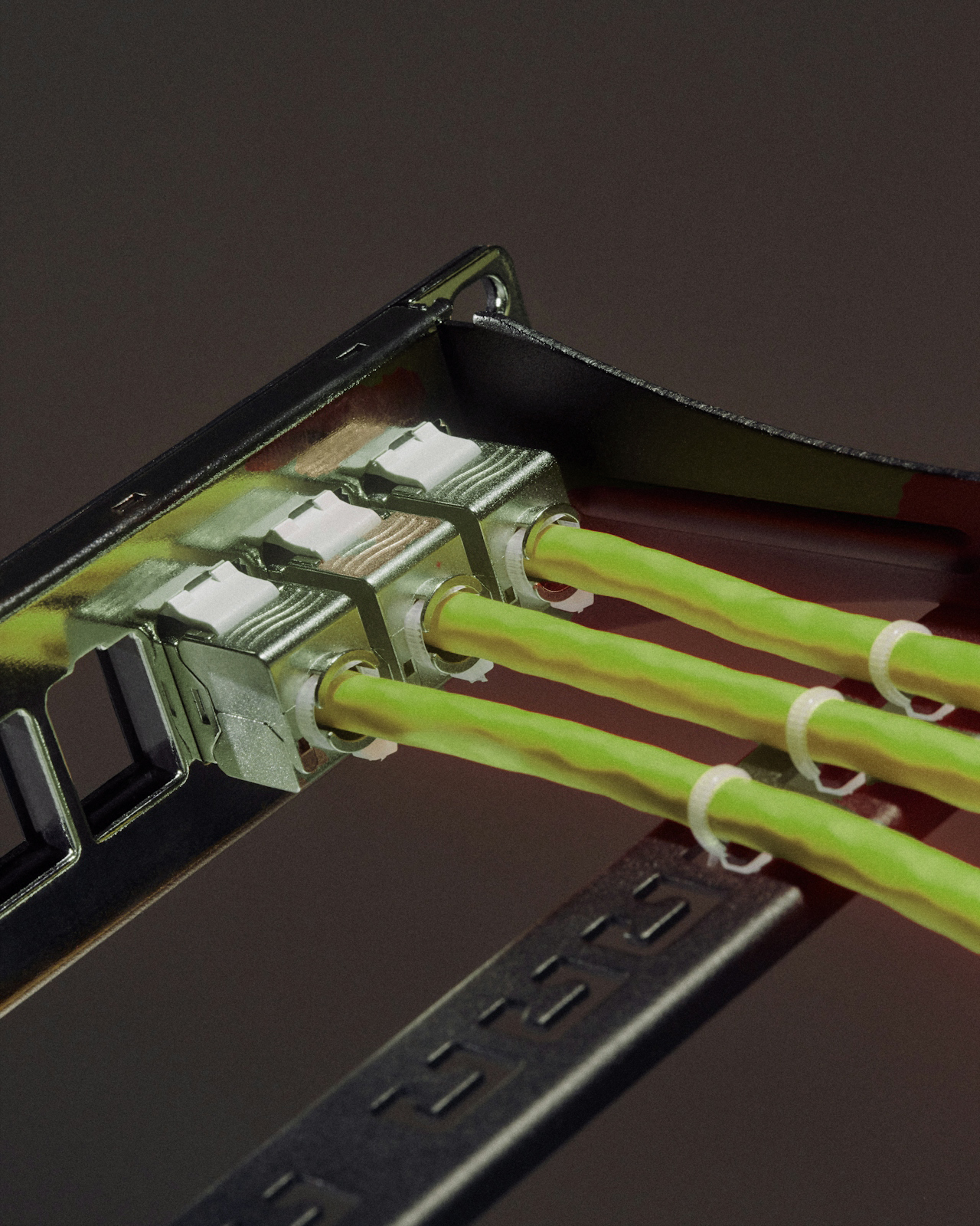 Ledninger tilkoblet metalskinne