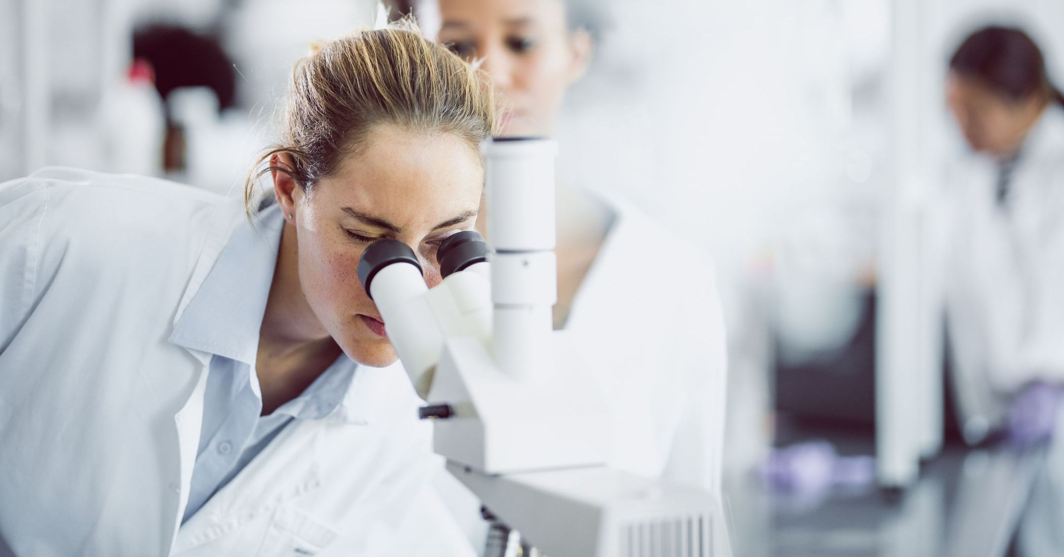 Forsker_dame_mikropskop.jpg