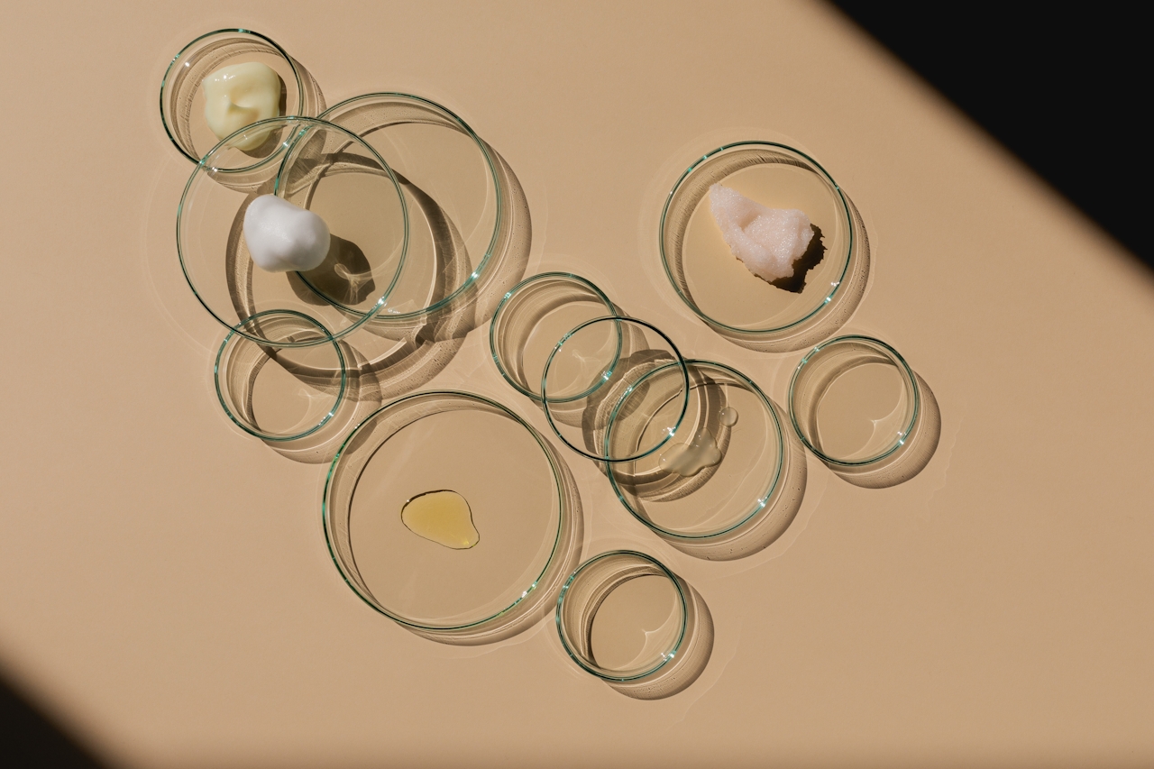 glasskåle med materialer i til forskning