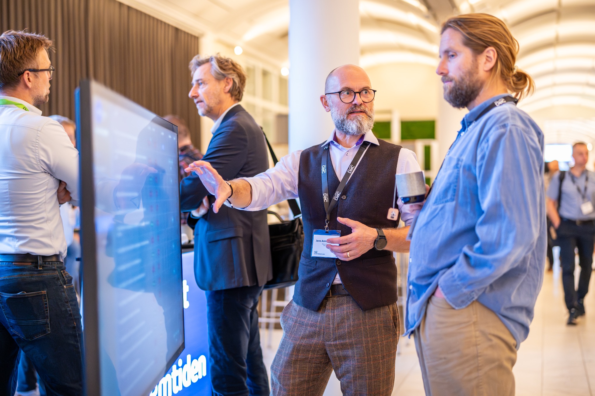 To personer ser på en storskærm