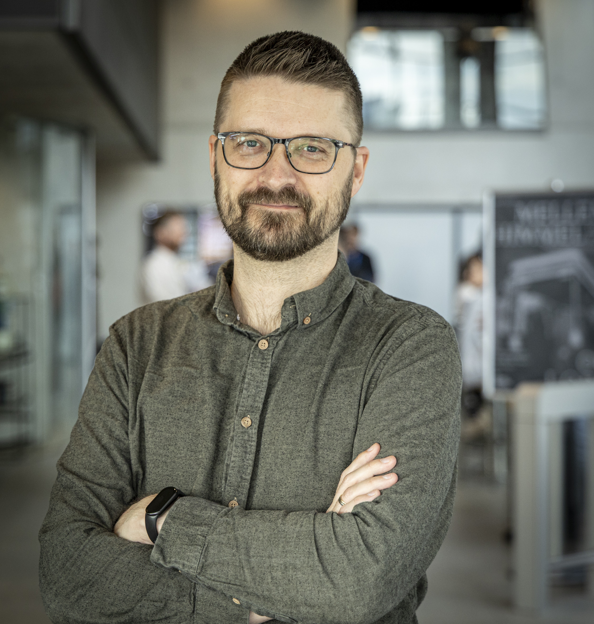Mand med korslagte arme