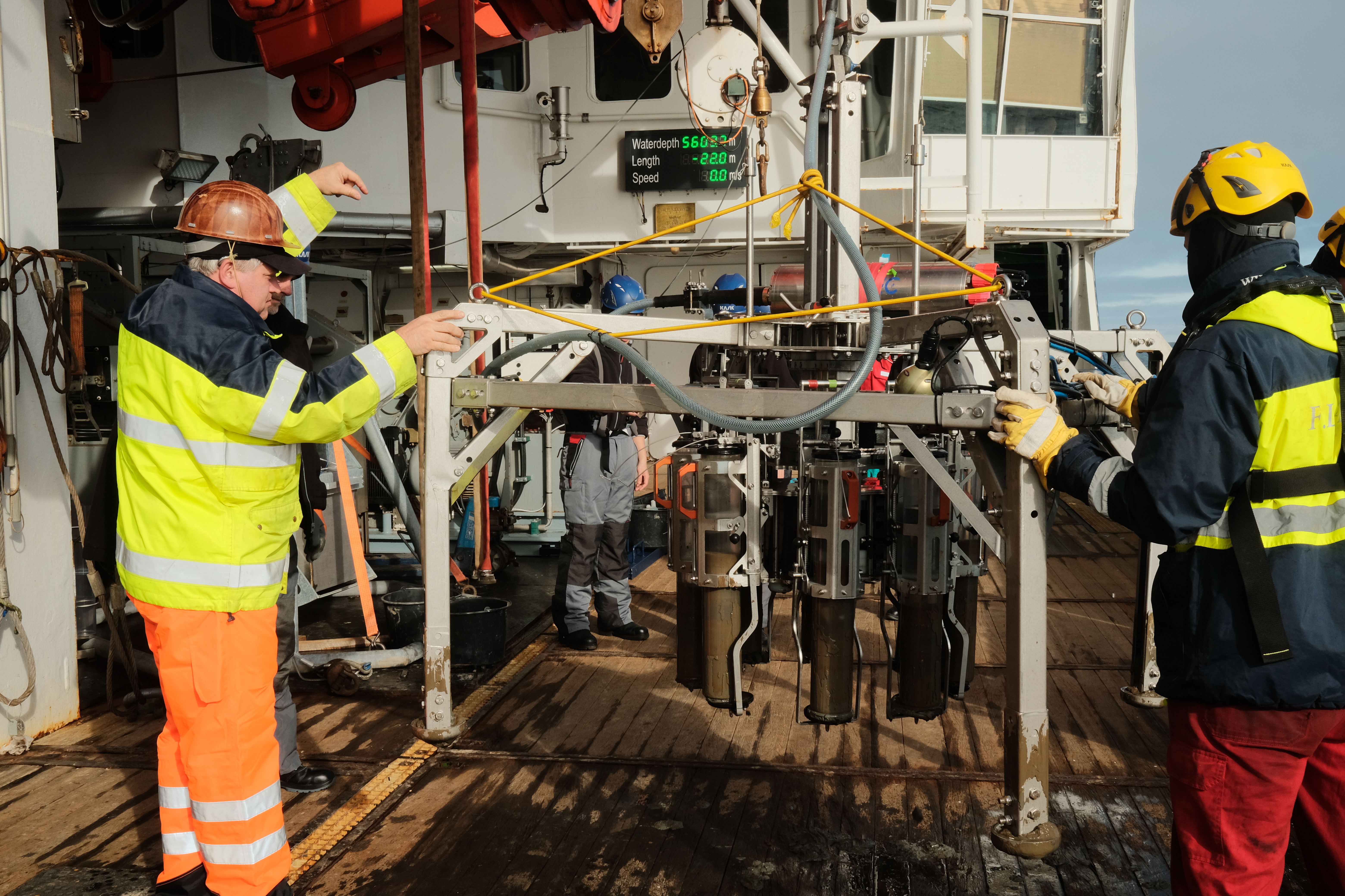 En multicorer er et almindeligt anvendt udstyr til prøvetagning af sedimenter på oceanografiske ekspeditioner. 